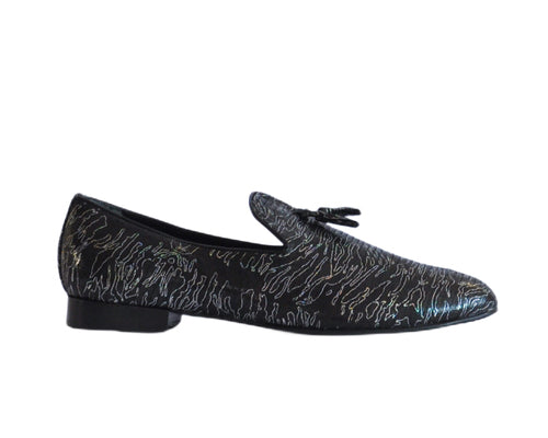 Schwarzer Slip-On-Mocassino 637 von Alvares Dance Shoes mit abstraktem Silbermuster und Quaste.